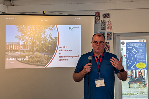 Am Autistic Pride Day in Bonn berichtet Kurt Wölwer aus dem Berufsbildungswerk in Neuwied