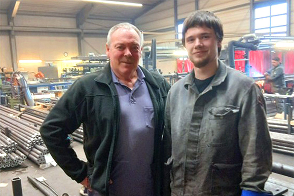 Ausbilder Bodo Westerfeld und ehemaliger Azubi Max Braschoß gemeinsam in einer Metallhalle